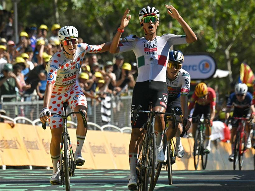 Isaac Del Toro vom Team XRG gewinnt die 2. Etappe vor Tadej Pogacar beim Radrennen, Ziellinie Überquerung in Führung