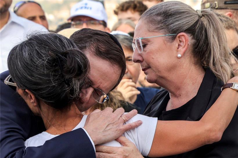 Isaac Herzog, Präsident von Israel, und seine Frau Michal Herzog umarmen Rachel ...