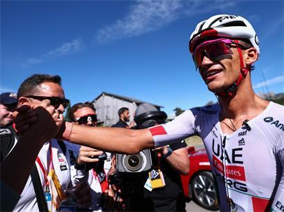 Isaac del Toro überquert als Sieger die Ziellinie der Tour Auvergne-Rhône-Alpes am Sonntag