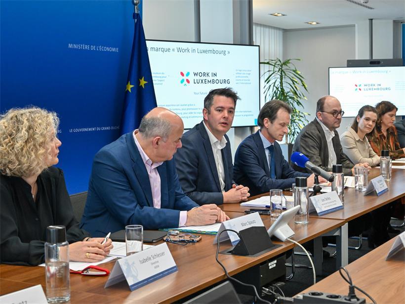Isabelle Schlesser, Marc Spautz, Lex Delles und weitere Mitglieder bei Pressekonferenz zum Talentförderungs-Komitee im Januar