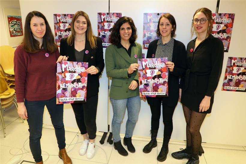 Isabelle Schmoetten vom „CID – Fraen a Gender“, Maxime Miltgen von den „Femmes socialistes“, Joana Domingues vom Genderrat von „déi gréng“, Stéphanie Lanners von „déi Lénk“ und Milena Steinmetzer vom OGBL mit den Plakaten des Frauenmarschs 2023
