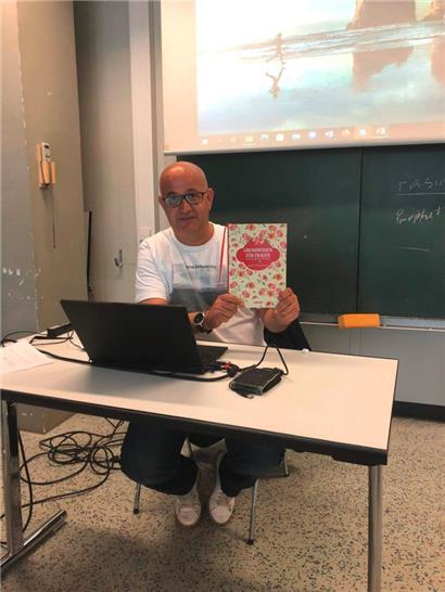 „Islamische Westphobie“: Abdel-Hakim Ourghi mit dem in der Kölner Zentralmoschee erstandenen Buch „Grundwissen für Frauen“
