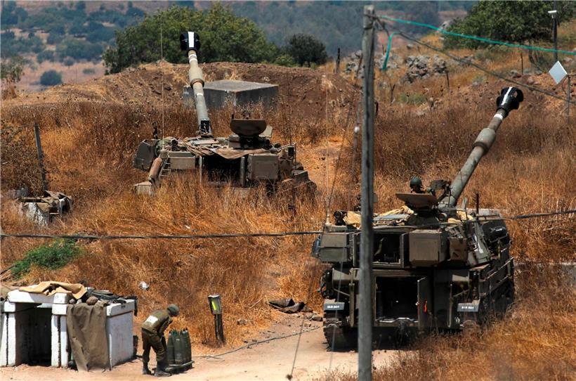Israel feuerte gestern mit Haubitzen in Richtung Libanon, von wo aus zuvor Raketen auf den Norden Israels abgeschossen worden waren, wofür vermutlich die vom Iran unterstützte und im Süden des Libanon verankerte Hisbollah-Miliz verantwortlich ist
