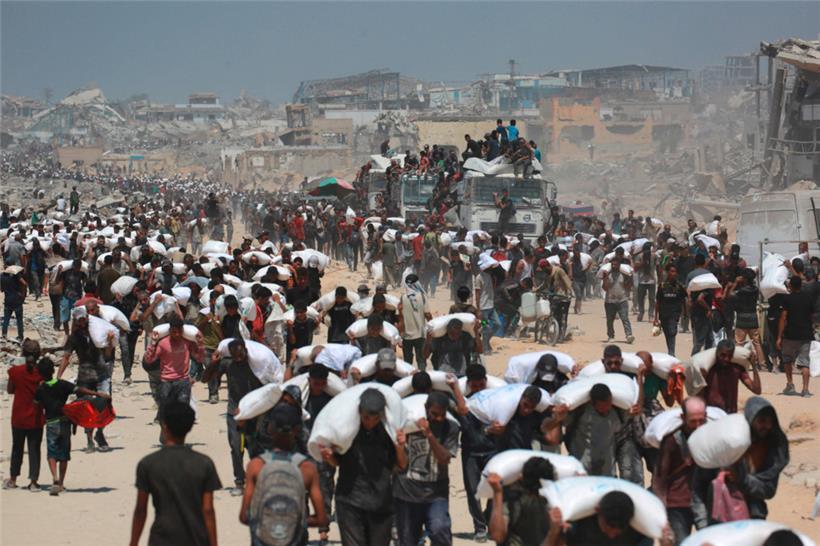 Israel hat in den vergangenen Monaten Hunger als Waffe gegen die Menschen im Gazastreifen eingesetzt: Am Sonntag kamen wieder vermehrt Hilfslieferungen in die palästinensische Region
