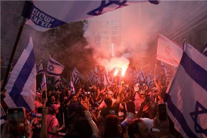 Israelis protestieren gegen die Pläne der Regierung von Premierminister Netanjahu, das Justizsystem zu reformieren
