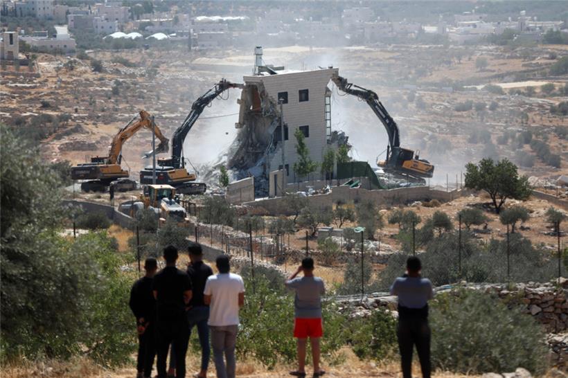 Israelische Bagger reißen ein palästinensisches Haus im südlichen Westjordanland ab
