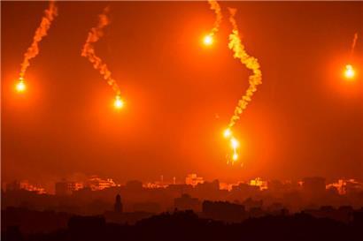 Israelische Leuchtraketen über dem Gazastreifen: Dass aus dieser Hölle auf Erden, die sich seit vier Wochen abspielt, eine Chance für die Überwindung des Nahostkonflikts entstehen könnte, fällt schwer zu glauben
