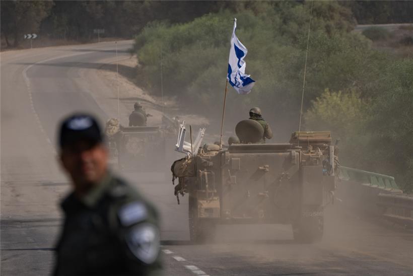 Israelische Militärfahrzeuge fahren in der Nähe der Grenze zwischen Israel und Gaza im Süden Israels
