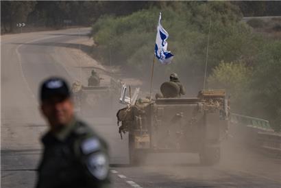 Israelische Militärfahrzeuge fahren in der Nähe der Grenze zwischen Israel und Gaza im Süden Israels
