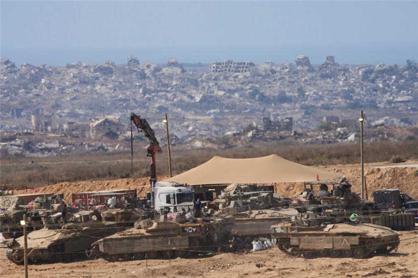 Israelische Panzer stehen in einem Bereitstellungsraum an der Grenze zum Gazastreifen
