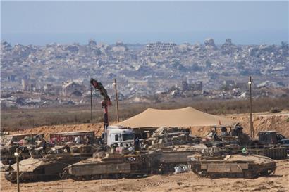 Israelische Panzer stehen in einem Bereitstellungsraum an der Grenze zum Gazastreifen
