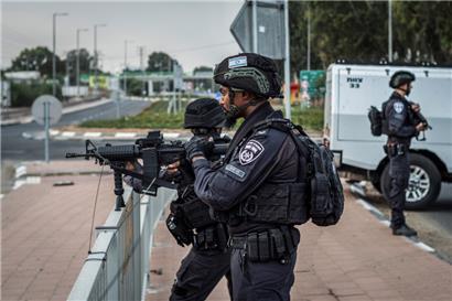 Israelische Polizeibeamte halten Wache, während nach Verdächtigen gesucht wird. Die Kämpfe zwischen israelischen Soldaten und islamistischen Hamas-Kämpfern im Grenzgebiet zum Gazastreifen gehen weiter.
