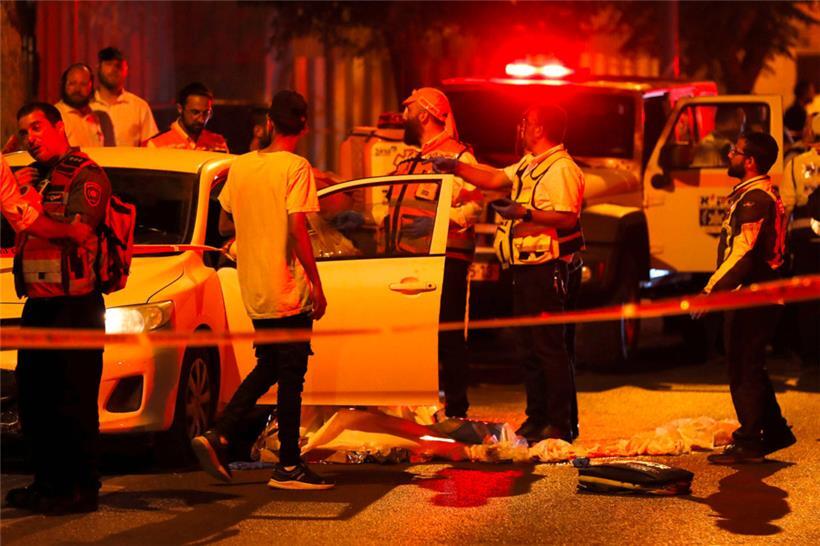Israelische Polizisten und Sanitäter am Tatort des Anschlags in der zentralisraelischen Stadt Elad am 5. Mai 2022
