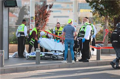 Israelische Rettungskräfte am Ort der Schießerei in Jerusalem
