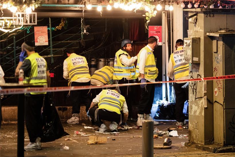 Israelische Sicherheitskräfte inspizieren den Ort eines mutmaßlichen Terroranschlags in der Dizengoff-Straße im Zentrum Tel Avivs. Ein Attentäter habe auf Besucher einer Kneipe in der belebten zentralen Einkaufsstraße von Tel Aviv geschossen. Dabei starben mindestens zwei Menschen und zehn weitere wurden verletzt.
