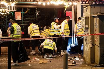 Israelische Sicherheitskräfte inspizieren den Ort eines mutmaßlichen Terroranschlags in der Dizengoff-Straße im Zentrum Tel Avivs. Ein Attentäter habe auf Besucher einer Kneipe in der belebten zentralen Einkaufsstraße von Tel Aviv geschossen. Dabei starben mindestens zwei Menschen und zehn weitere wurden verletzt.
