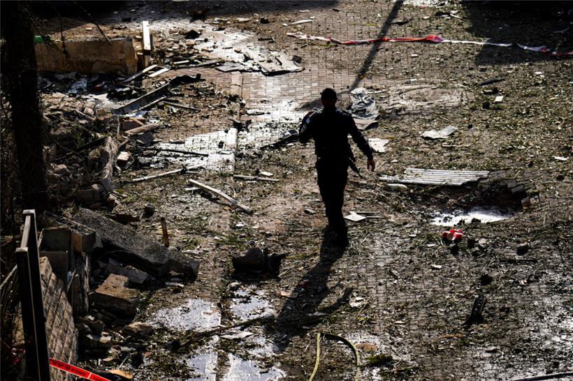 Israelische Sicherheitskräfte untersuchen in der Stadt nordöstlich von Haifa die Stelle, die von einer aus dem Libanon abgefeuerten Rakete getroffen wurde
