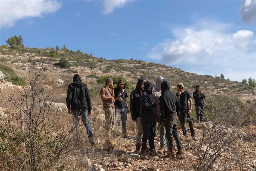 Israelische Siedler versammeln sich in der Nähe eines palästinensischen Olivenhains nahe der Ortschaft Deir Abu Mashal im Westjordanland. Extremistische israelische Siedler eignen sich Olivenhaine an, die Palästinensern gehören.