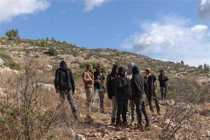 Israelische Siedler versammeln sich in der Nähe eines palästinensischen Olivenhains nahe der Ortschaft Deir Abu Mashal im Westjordanland. Extremistische israelische Siedler eignen sich Olivenhaine an, die Palästinensern gehören.