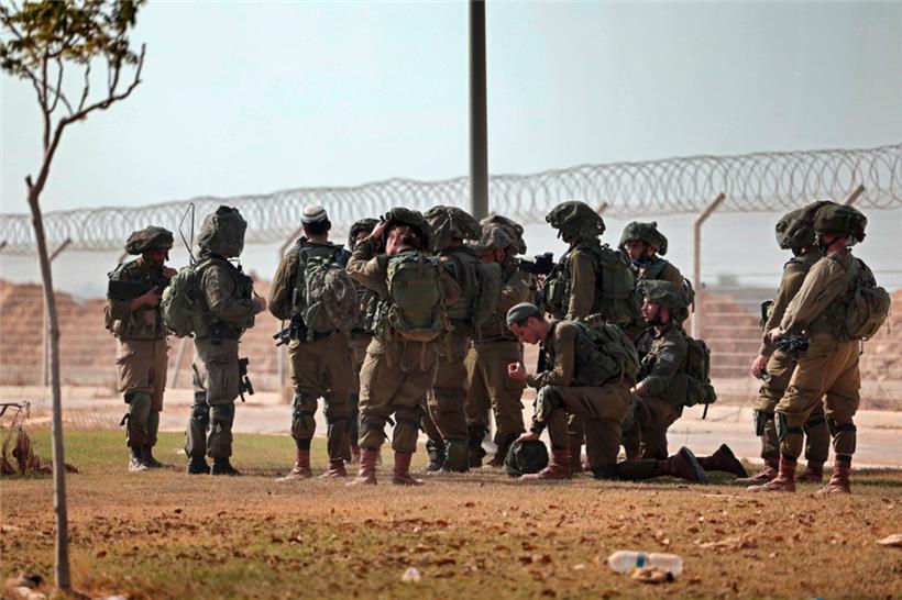 Israelische Soldaten auf Patrouille im Kibbuz Be’eri entlang der Grenze zum Gazastreifen
