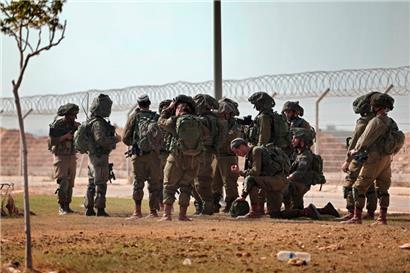 Israelische Soldaten auf Patrouille im Kibbuz Be’eri entlang der Grenze zum Gazastreifen
