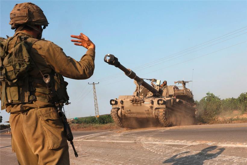 Israelische Soldaten bringen eine Haubitze im Süden der israelischen Stadt Aschkelon in Stellung
