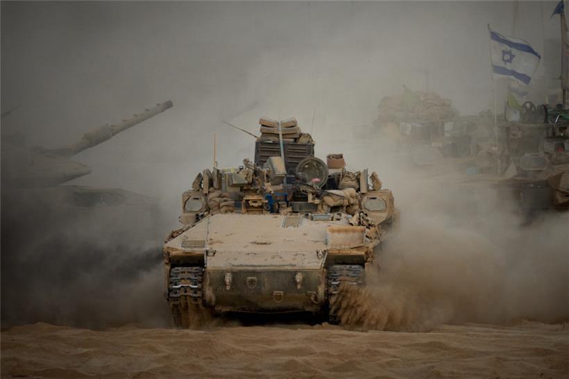 Israelische Soldaten fahren einen Panzer entlang der Grenze zwischen Israel und Gaza, vom Süden Israels aus gesehen, nachdem Israel und die Hamas eine Pause in ihrem Krieg und die Freilassung der verbleibenden Geiseln vereinbart haben
