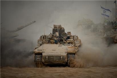 Israelische Soldaten fahren einen Panzer entlang der Grenze zwischen Israel und Gaza, vom Süden Israels aus gesehen, nachdem Israel und die Hamas eine Pause in ihrem Krieg und die Freilassung der verbleibenden Geiseln vereinbart haben
