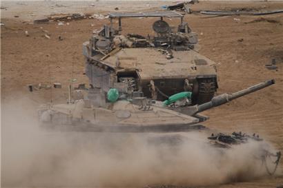 Israelische Soldaten fahren einen Panzer in der Nähe der Grenze zwischen Israel und Gaza
