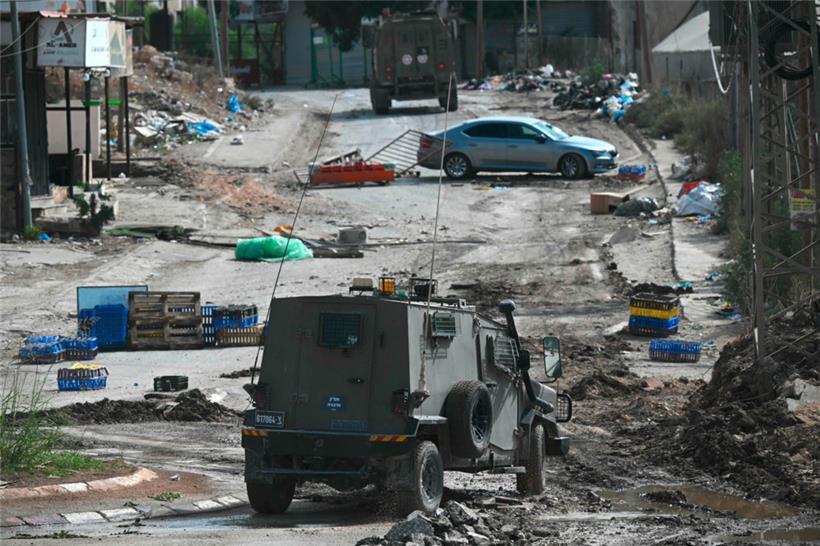Israelische Soldaten fahren während einer Razzia im al-Faraa-Lager für palästinensische Flüchtlinge in der Nähe der Stadt Tubas im besetzten Westjordanland eine Straße hinunter
