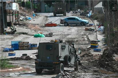 Israelische Soldaten fahren während einer Razzia im al-Faraa-Lager für palästinensische Flüchtlinge in der Nähe der Stadt Tubas im besetzten Westjordanland eine Straße hinunter
