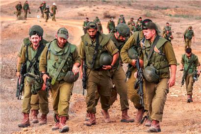 Israelische Soldaten, nachdem sie in der Wüste nach menschlichen Überresten nach dem Hamas-Massaker vom 7. Oktober gesucht haben
