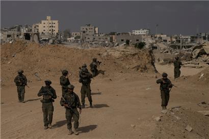 Israelische Soldaten nehmen während einer Bodenoperation im südlichen Gazastreifen Stellung ein

