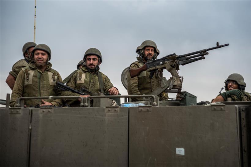 Israelische Soldaten sind auf Stellung an der Grenze zum Gazastreifen 
