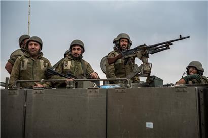 Israelische Soldaten sind auf Stellung an der Grenze zum Gazastreifen 
