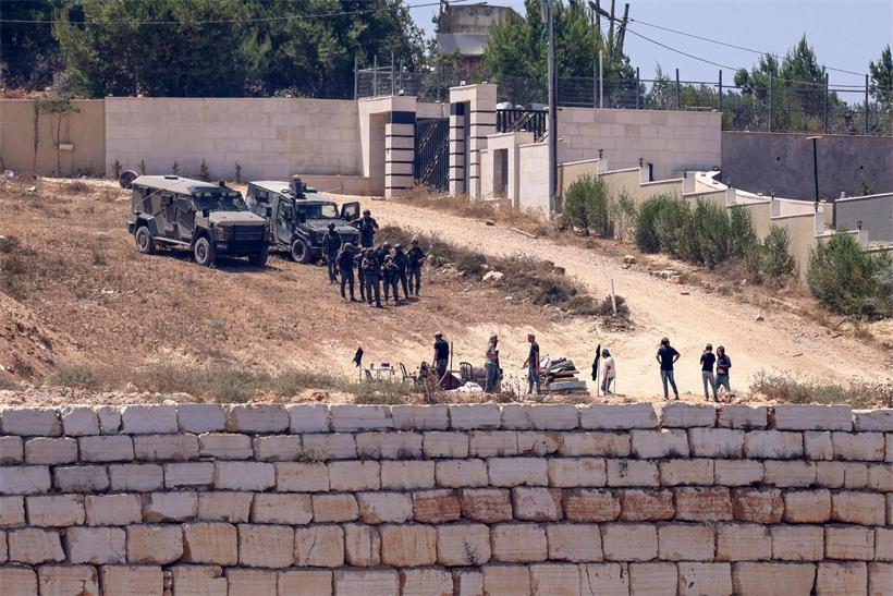 Israelische Soldaten stehen in Kursa radikalen israelischen Siedlern gegenüber, die die palästinensischen Bewohner in der Gegend vertreiben wollen. Unterstützt werden die Radikalen von Teilen der israelischen Regierung.