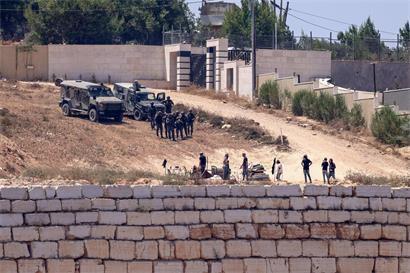 Israelische Soldaten stehen in Kursa radikalen israelischen Siedlern gegenüber, die die palästinensischen Bewohner in der Gegend vertreiben wollen. Unterstützt werden die Radikalen von Teilen der israelischen Regierung.