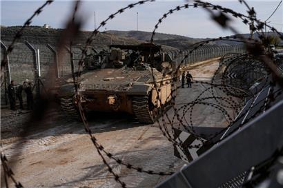 Israelische Soldaten stehen neben gepanzerten Fahrzeugen in der Nähe der sogenannten Alpha-Linie, die die von Israel annektierten Golanhöhen von Syrien trennt
