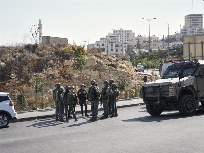 Israelische Soldaten versammeln sich am Ort eines Schussangriffs, den palästinensische Bewaffnete an einer Kreuzung in der Nähe von Hebron im besetzten Westjordanland verübt haben