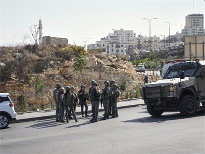 Israelische Soldaten versammeln sich am Ort eines Schussangriffs, den palästinensische Bewaffnete an einer Kreuzung in der Nähe von Hebron im besetzten Westjordanland verübt haben