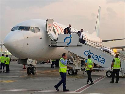 Israelische Touristen steigen aus einem Flugzeug der Fluggesellschaft FlyDubai aus. Ein Flugzeug auf dem Weg von den Vereinigten Arabischen Emiraten nach Tel Aviv hat nach israelischen Medienberichten ein Notfallsignal gesendet. 