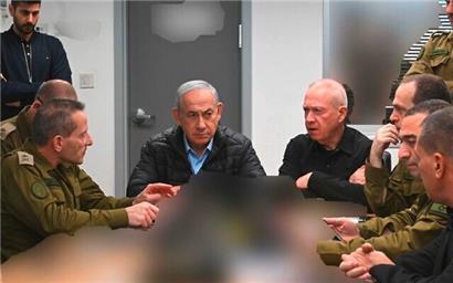 Israels Ministerpräsident Benjamin Netanjahu (M,l), Verteidigungsminister Joav Gallant (M,r) und andere hochrangige Militäroffiziere sitzen zur Lageberatung in der unterirdischen Kommandozentrale der israelischen Luftwaffe in Tel Aviv
