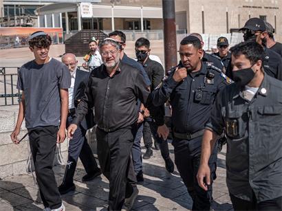 Israels Sicherheitsminister Itamar Ben-Gvir (Mitte) bei einem Besuch auf dem Jerusalemer Tempelberg mit der Al-Aksa-Moschee im Juli