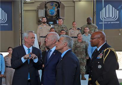 Israels Verteidigungsminister Benny Gantz (l.) mit US-Präsident Joe Biden und Israels amtierendem Premier Yair Lapid und dem US-Armee-Attaché in Israel, Brigadegeneral Shawn A. Harris
