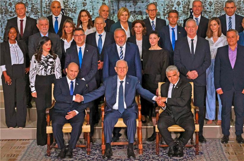 Israels neue Regierung beim Empfang durch den scheidenden Präsidenten Rivlin
