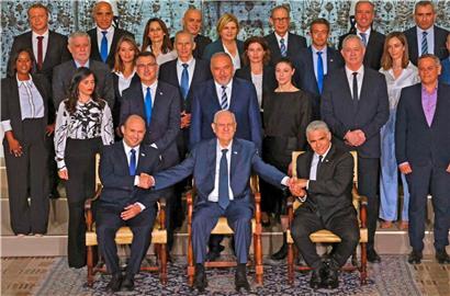Israels neue Regierung beim Empfang durch den scheidenden Präsidenten Rivlin
