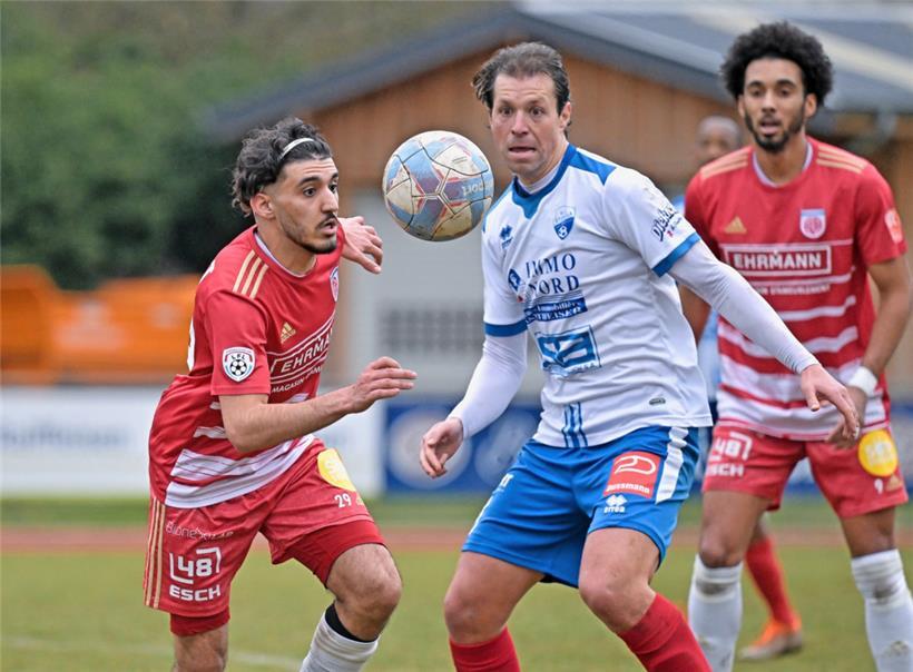 Issam El Alami (Fola/l.) und Mirko Kramaric (Etzella/r.) verfolgen das gleiche Ziel: Ihren Klub noch aus der roten Zone zu leiten
