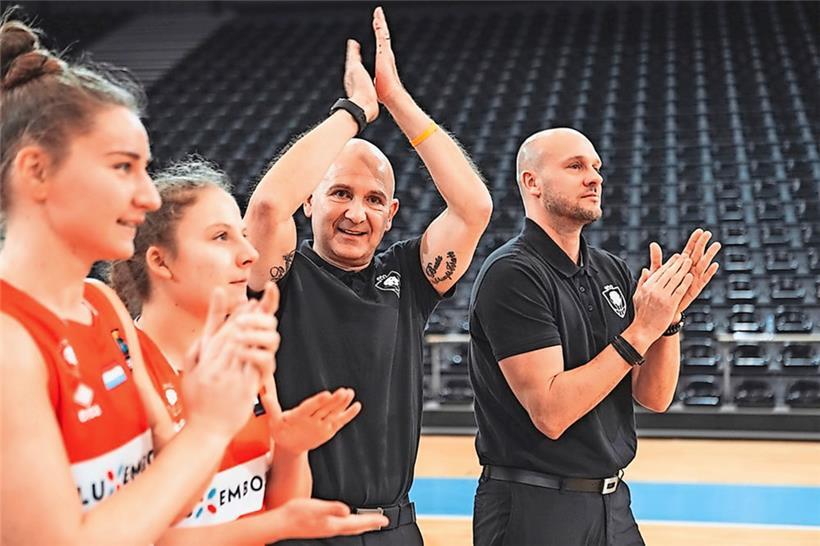 Ist stolz auf seine Mannschaft: Nationaltrainer Mariusz Dziurdzia (Mitte)
