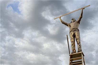 Ist weiterhin Thema: Die Skulptur „L’homme qui mesure les nuages“ des belgischen Künstlers Jan Fabre
