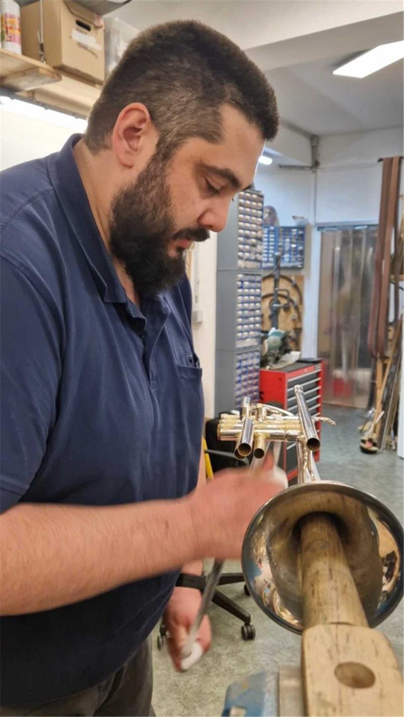 Ist wieder alles so gerade, wie es sein soll, geht es an die Politur. Auch hier ...